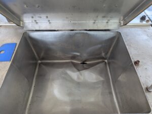 Gebrauchte Feldküche kaufen: Edelstahlkessel mit Riss und defomiert